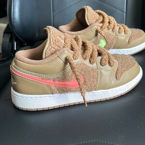 Jordan one low teddy bears excellent condition.  Maybe worn 3x